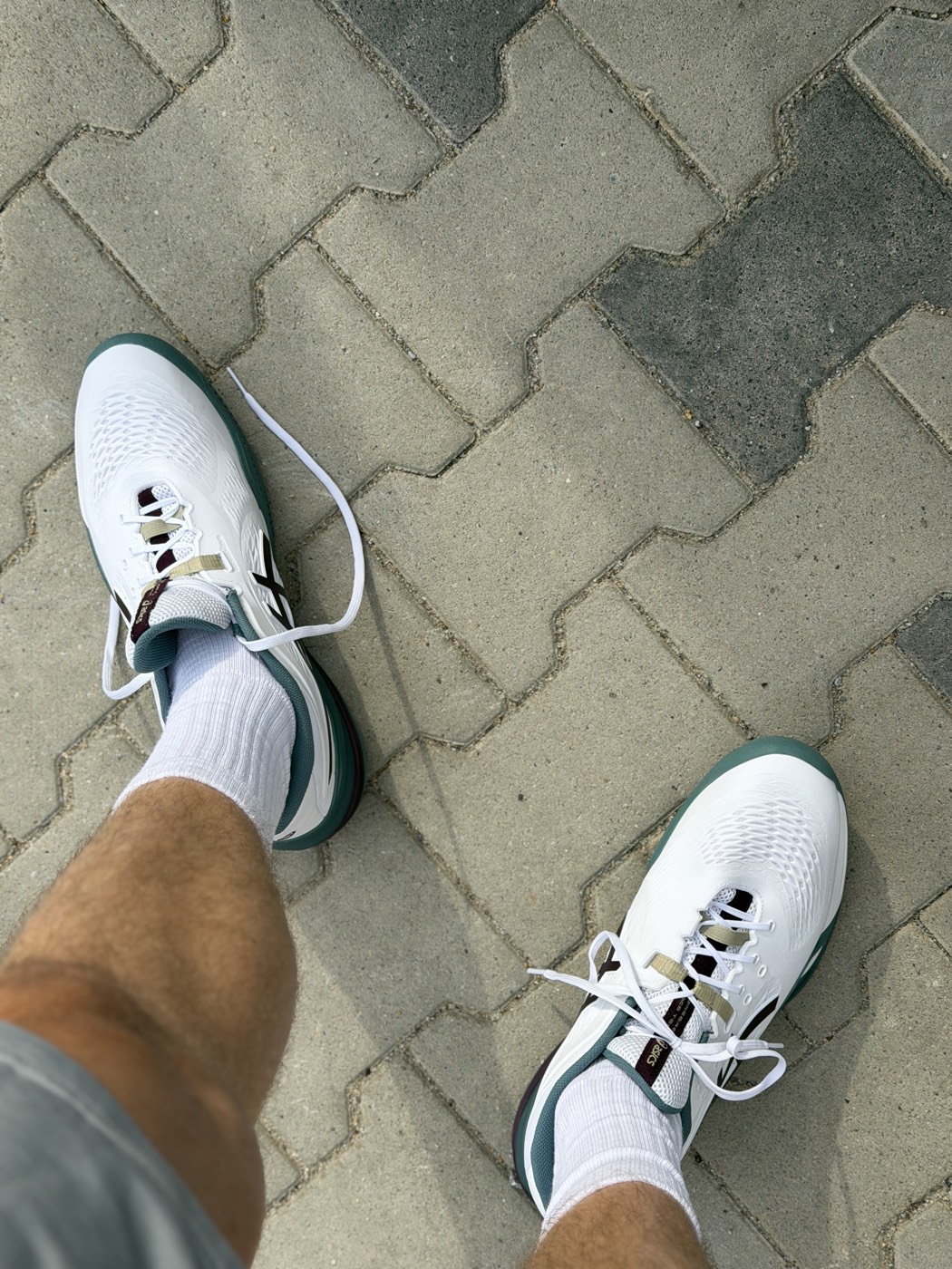 Die Schuhe getragen, auf dem Weg zum Platz